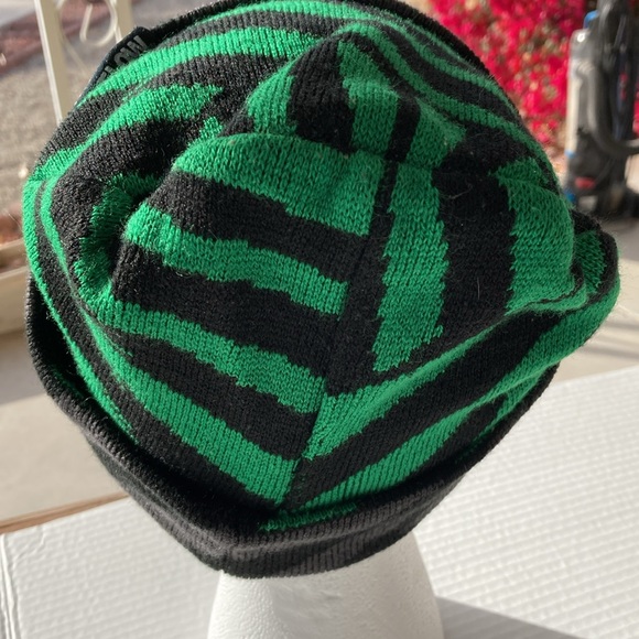 Flow Snowboarding Beanie Toque Hat Reversible Green & Black and Gray & Black - Picture 4 of 8